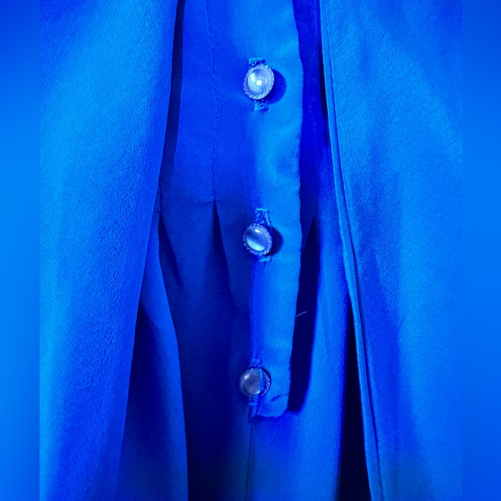 Vintage long sleeve blouse with button & pleating detail and a unique collar. - Picture 4 of 4